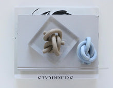 Load image into Gallery viewer, Pacific blue teamster knot, sand hitching tie