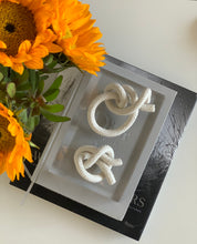 Load image into Gallery viewer, Spiked, porcelain slighknot & two-half hitches