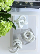 Load image into Gallery viewer, Manger Knot