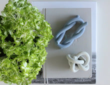 Load image into Gallery viewer, Manger Knot