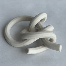 Load image into Gallery viewer, Bare porcelain, two half hitches knot
